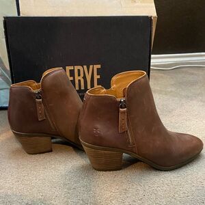 FRYE women’s Judith‎ Zip Bootie in Wheat short stacked heel boots sz 6.5